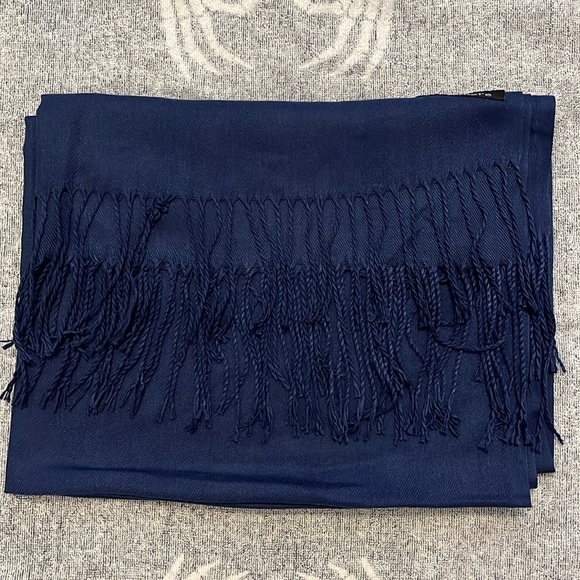 Cashmere one size large shawl / scarf. New - Picture 3 of 3